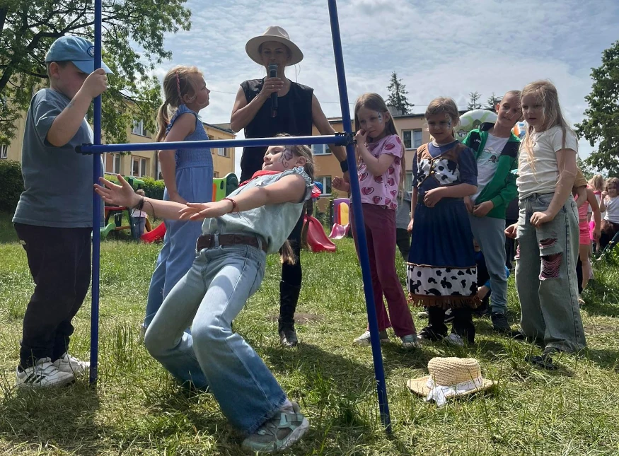 Zabawy integracyjne na świeżym powietrzu – Przedszkole anglojęzyczne Kredka Szczecinek